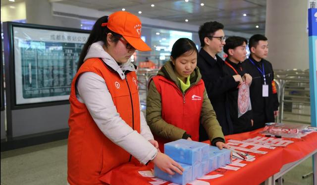 情满旅途，1435温暖您的回家路，成都志愿者在行动