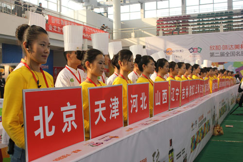 400名青年志愿者服务中国开封第30届菊花文化