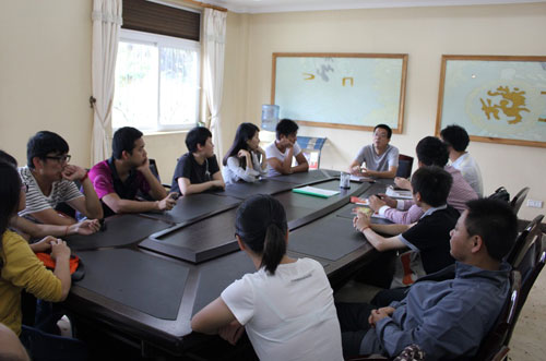 中国海外青年志愿者服务队认真学习党的