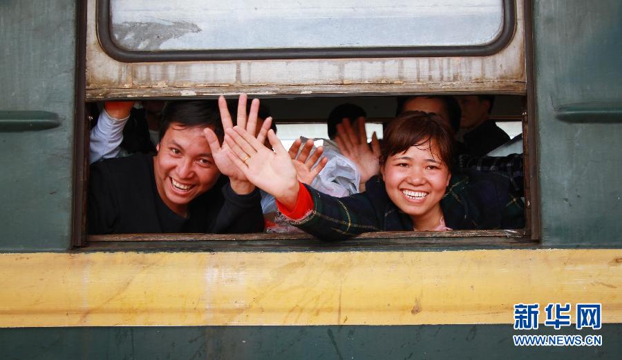 爱心专列送农民工返城务工--中国青年志愿者