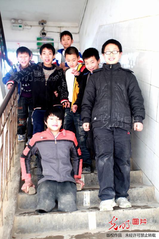 无腿少年走出精彩人生--中国青年志愿者网