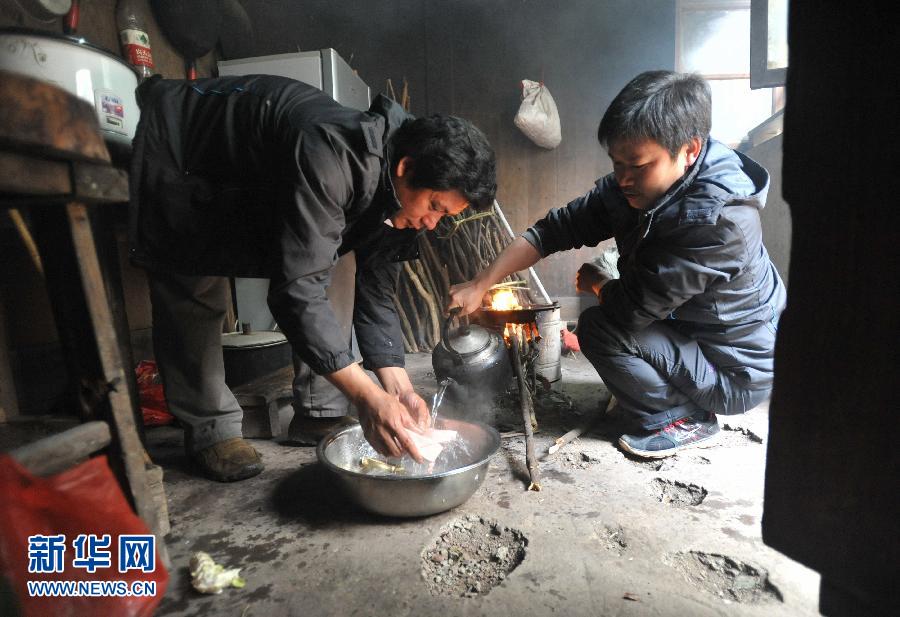 （走基层 听民声·我的梦）（6）单腿教师：为了孩子们走出大山 