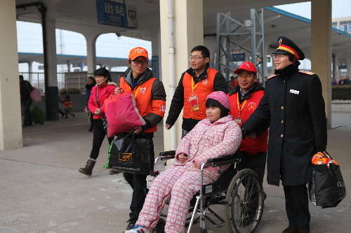 江苏 上海铁路局客运站青年志愿者们身着统一