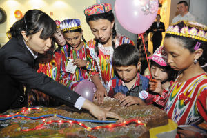 去年的“玩具总动员”活动中，被邀请至乌鲁木齐过儿童节的10名孩子在新疆科技馆内参观。