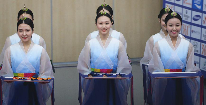 残运会礼仪志愿者拼颜值太不应当--中国青年