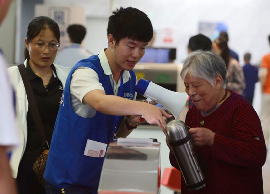 国庆地铁志愿者