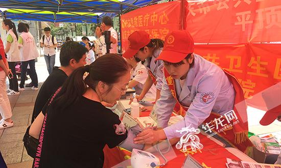 现场，医生为市民义诊。 记者 黄宇 摄