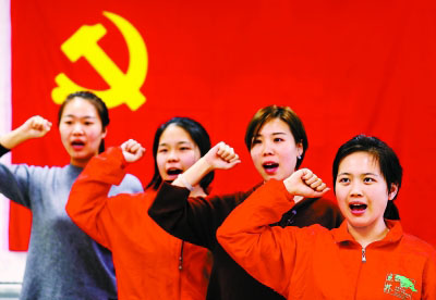 在年轻党员宋红妮带领下，九道湾社区“板桥卫士”志愿服务队成员开展党日活动。
